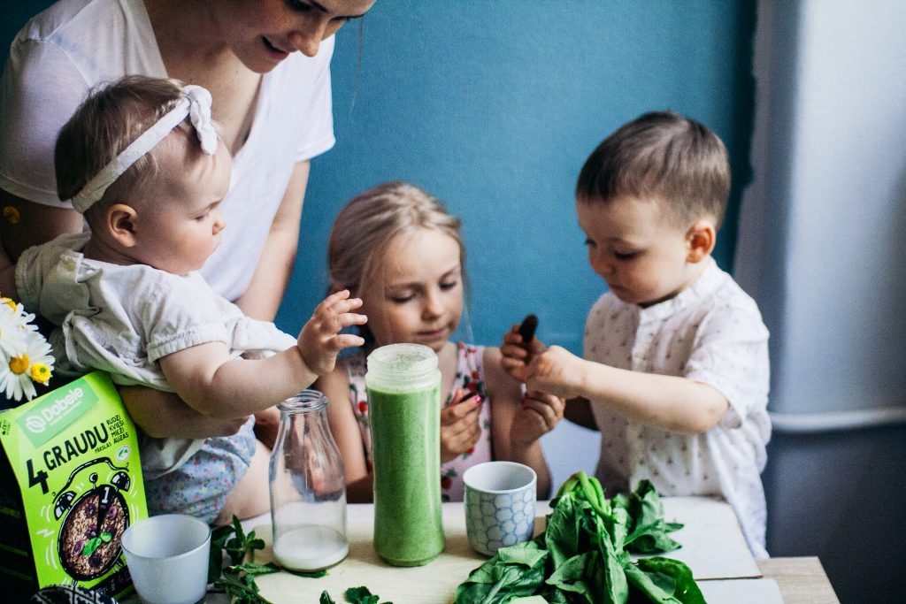 Zaļais rabarberu-piparmētru smūtijs ar 4 graudu pārslām (3 glāzes ...